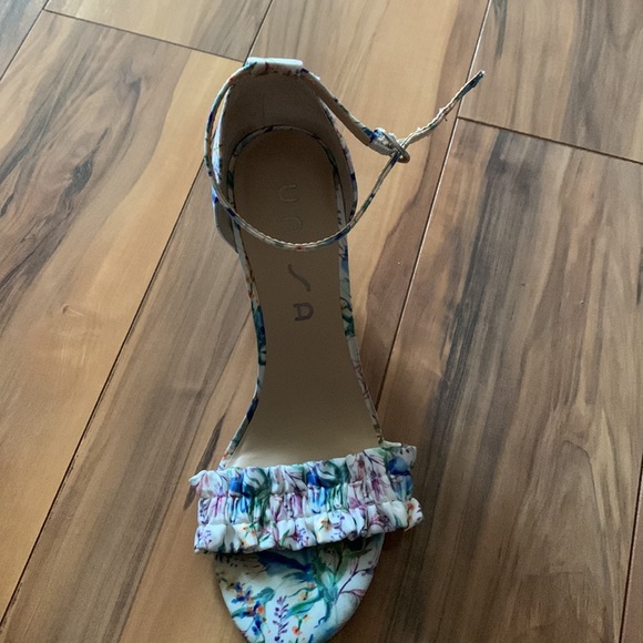 Unisa Ruffle Block Heals - Picture 2 of 5